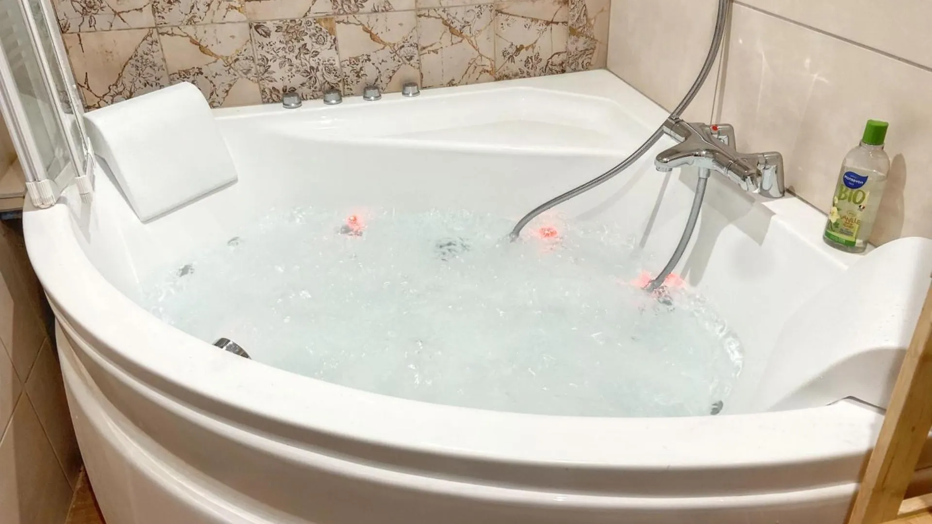Chalet Chaleureux A Champagny-En-Vanoise Avec Jacuzzi La Plagne